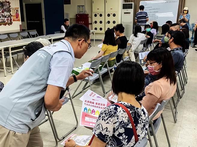 竹北市气爆案，县府与受灾户召开协调会，竹北市公所人员发送传单，提供免费法律扶助和急难救助2项专案服务。（竹北市公所提供／罗浚滨新竹传真）