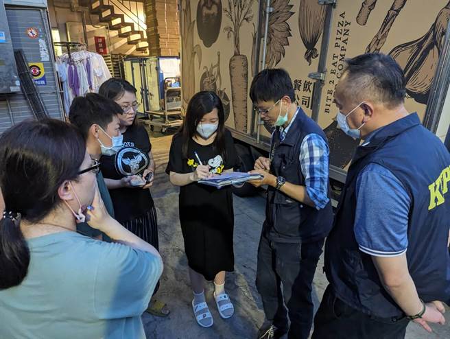 高市环保局稽查人员进厂稽查依法告发。（柯宗纬翻摄）