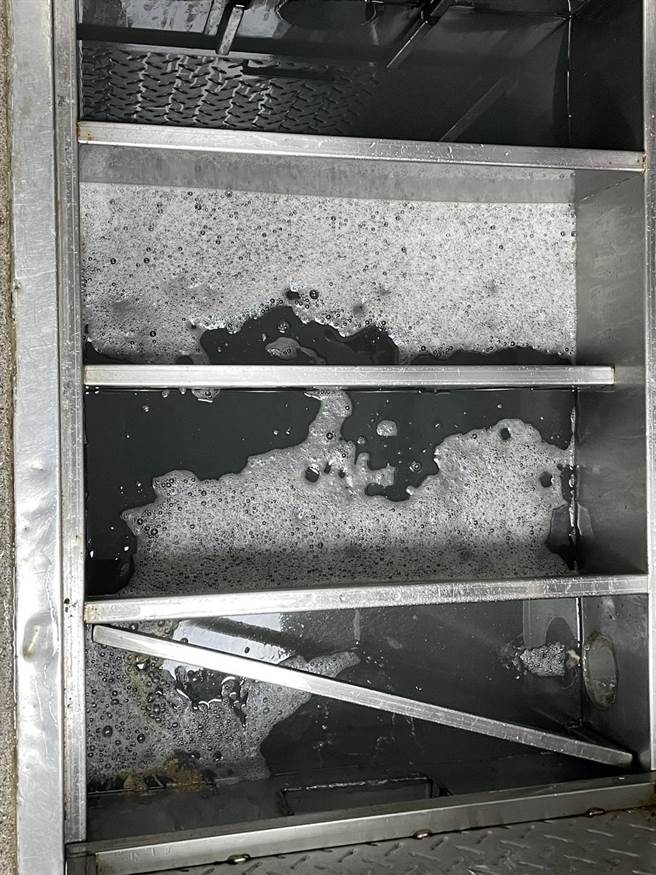 食品厂内油水分离设施功能不足。（柯宗纬翻摄）
