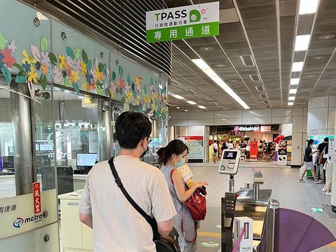 基北北桃1200定期票上路，桃捷公司專人協助引導旅客。（桃捷公司提供／呂筱蟬桃園傳真）