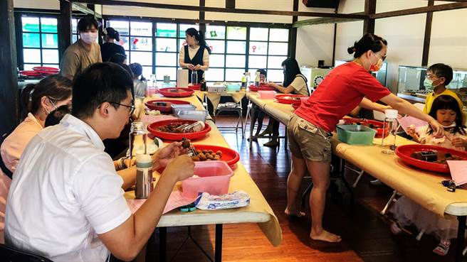 蕭如松藝術園區舉辦荔枝醋玫瑰荔枝酒親子活動。（羅浚濱攝）★《中時新聞網》關心您：飲酒過量，有礙健康。酒後不開車，安全有保障！