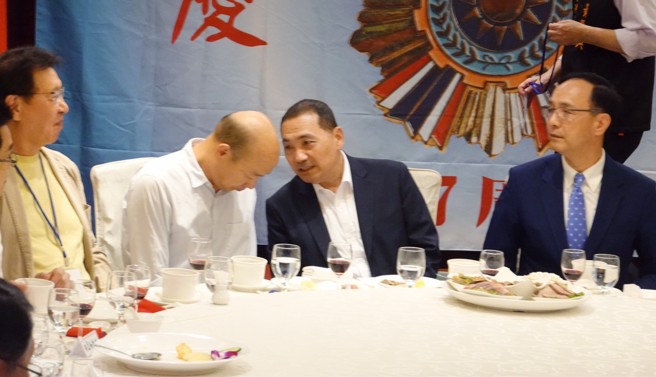 国民党党主席朱立伦（右起）、总统参选人侯友宜、前高雄市长韩国瑜以及中广董事长赵少康于今（1）日出席国民党国军退除役人员党部委员会成立67周年会庆。（姚志平摄）