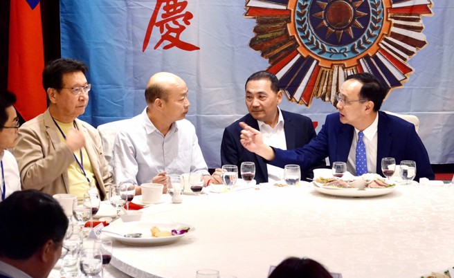 国民党总统参选人侯友宜、中广董事长赵少康、前高雄市长韩国瑜、党主席朱立伦1日出席国民党国军退除役人员党部委员会成立67周年会庆。（姚志平摄）