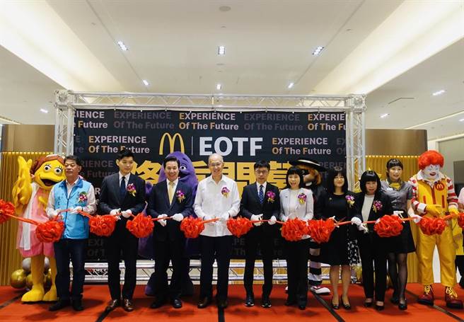 海基会董事长李大维前往金门39年来首间麦当劳开幕剪彩仪式。（海基会提供）