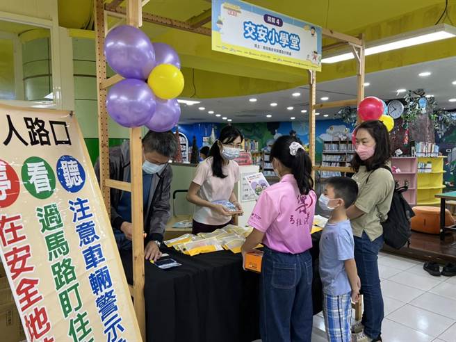 南投县文化局图书馆串连县内13间公共图书馆，共同举办2023「FUN一夏」－南投阅读嘉年华1日展开，会场外精心安排「悠游图书馆．闯关兑好礼」活动摊位，吸引民眾踊跃前往闯关。（南投县政府提供／冯惠宜南投传真）