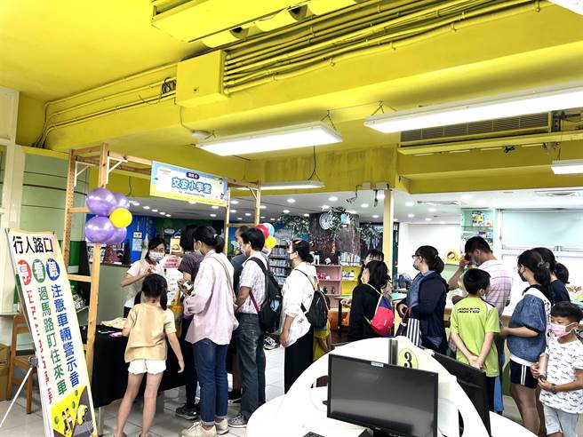 南投县文化局图书馆串连县内13间公共图书馆，共同举办2023「FUN一夏」－南投阅读嘉年华1日展开，会场外精心安排「悠游图书馆．闯关兑好礼」活动摊位，吸引民眾踊跃前往闯关。（南投县政府提供／冯惠宜南投传真）