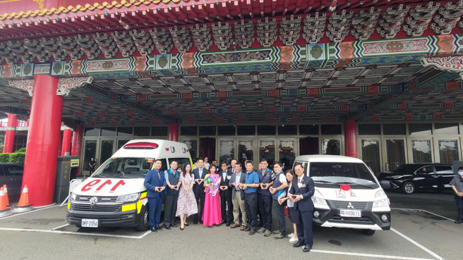 「國際扶輪3523地區」及「攝影人數位影像製作股份有限公司」於今（1）日，假圓山飯店舉辦「愛分享，分享愛」聯合就職暨新社友授證典禮，並於活動中捐贈高頂救護車2輛，由蔣萬安市長代表接受捐贈。（圖／北市消防局提供）