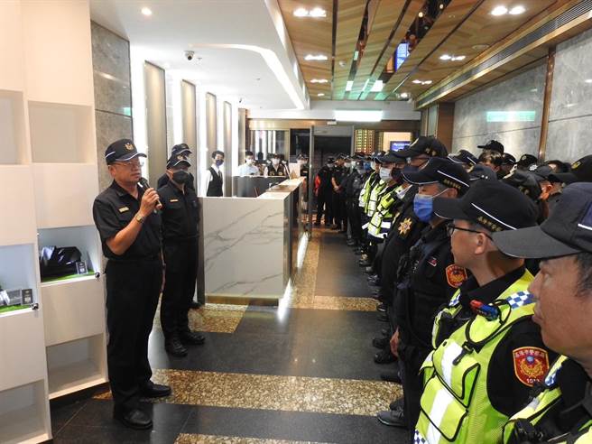 基隆市警察局长张树德（左）亲自带队执行「青春专案」扩大临检。（基隆市警察局提供／徐佑升基隆传真）