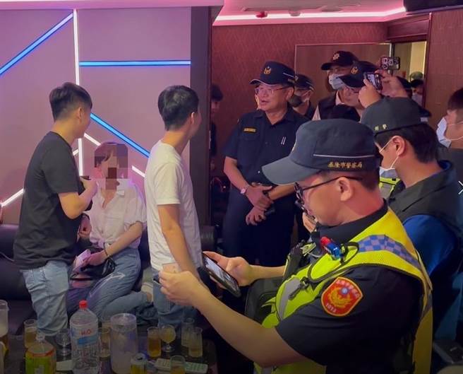 本次临检为因应暑期青少年易滋事或受犯罪威胁，故针对KTV、网咖、撞球场等青少年易聚集、滋事场所加强临检。图为警察局长张树德带队于KTV临检之情形。（基隆市警察局提供／徐佑升基隆传真）