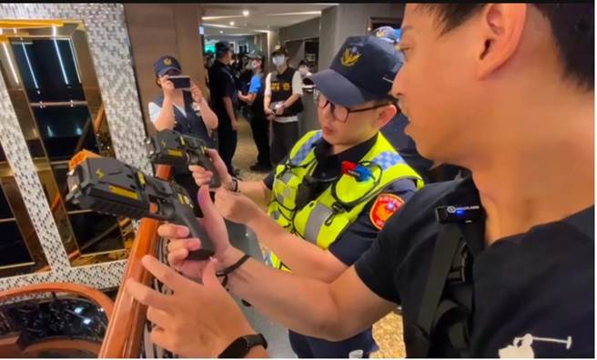本次临检员警特别携带警政署新配发之抛弃式电击器，可达到恫吓、制伏滋事分子并保障同仁安全的效果。（基隆市警察局提供／徐佑升基隆传真）