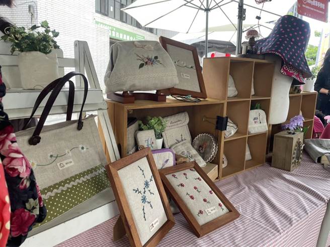 布藝班職訓師帶領結訓學員展售布藝手作商品，如文創手作背包、各式袋物、家飾品及刺繡小品等。（洪靖宜攝）