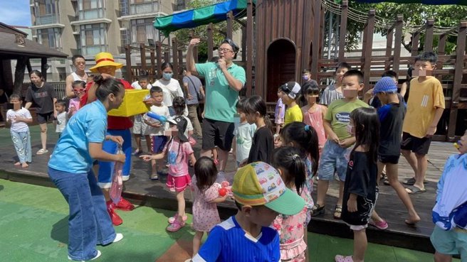 南投縣議員簡千翔和朝日長照機構舉辦「瘋狂海盜趴」水上活動，三百多名幼童在艷陽下一起戲水。（簡千翔提供／馮惠宜南投傳真）