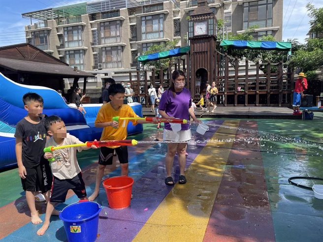 南投縣議員簡千翔和朝日長照機構舉辦「瘋狂海盜趴」水上活動，三百多名幼童在艷陽下一起戲水。（簡千翔提供／馮惠宜南投傳真）