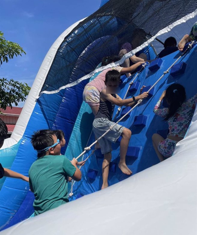 南投縣議員簡千翔和朝日長照機構舉辦「瘋狂海盜趴」水上活動，三百多名幼童在艷陽下一起戲水。（簡千翔提供／馮惠宜南投傳真）