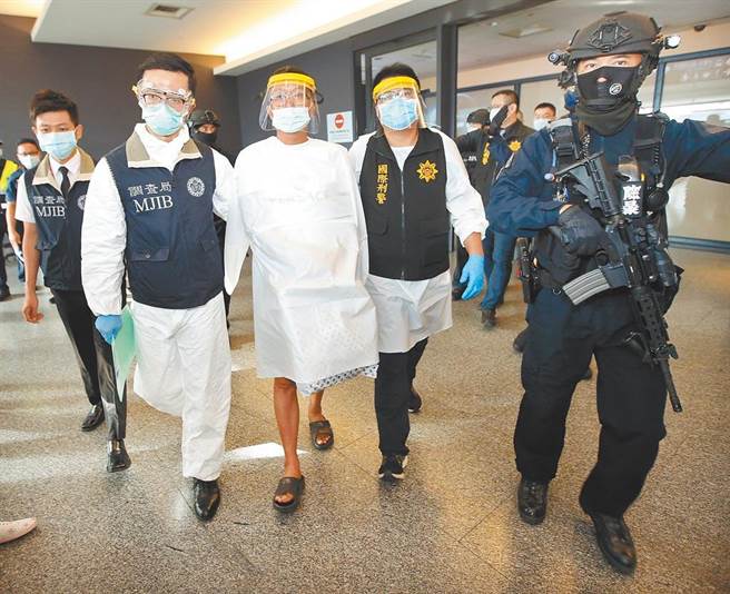 2020年因涉嫌非法吸金被刑事局及调查局自泰国押解回台的秦庠钰（中），也在本次新北税捐处公告的欠税大户名单中。（资料照片）