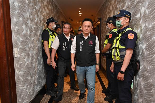 桃园市副市长苏俊宾在青春专案首日率队执行「保护儿童及少年措施扩大临检」，宣示暑假将加强临检盘查高风险场所。(蔡依珍摄)