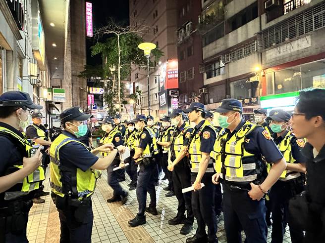 桃园市副市长苏俊宾在青春专案首日率队执行「保护儿童及少年措施扩大临检」，宣示暑假将加强临检盘查高风险场所。(蔡依珍摄)