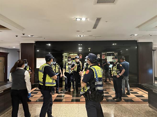 桃园市副市长苏俊宾在青春专案首日率队执行「保护儿童及少年措施扩大临检」，宣示暑假将加强临检盘查高风险场所。(蔡依珍摄)