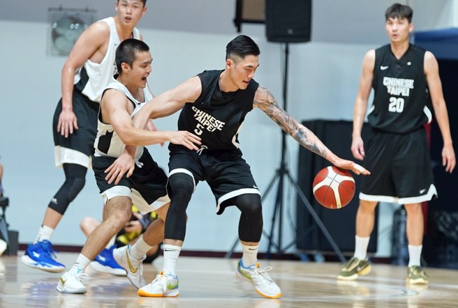 刘铮(右)一边运球，一边甩开林俊吉防守。(展逸国际行销提供)