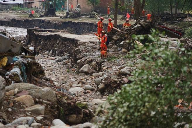 重庆市万州区分水镇上月30日晚间发生山体滑坡致一栋民房被掩埋，最终造成6人不幸遇难。（非当事画面、示意图／中新社）