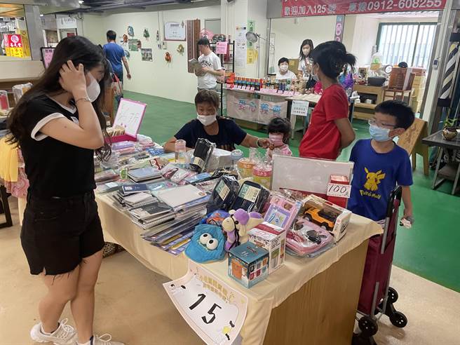 桃园中坜新明市场2楼以「新明。聚空间」重新定位，暑假举办４场活动邀请亲子摆摊。（吕筱蝉摄）