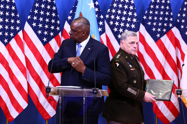 2023年6月15日，美国国防部长奥斯汀和美国参谋首长联席会议主席密利（Mark Milley） 于比利时布鲁塞尔北约国防部长会议上时举行了新闻发布会资料照。（路透社）