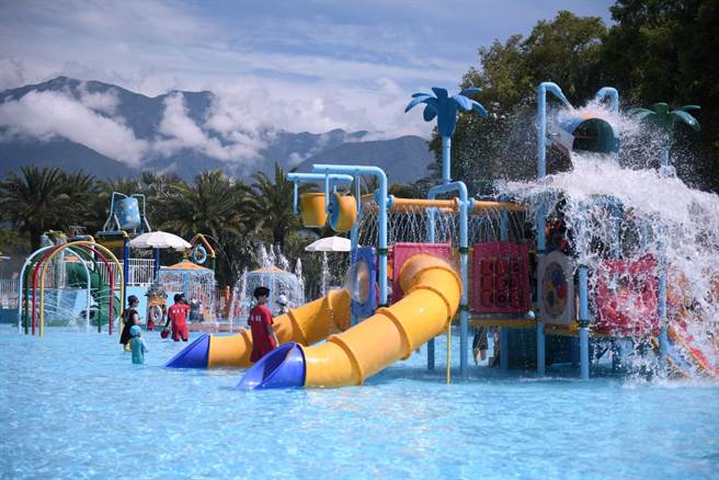 暑假限定的花莲知卡戏水乐园，今天开放，有多项清凉水上刺激游具。（花莲县府提供／王志伟花莲传真）