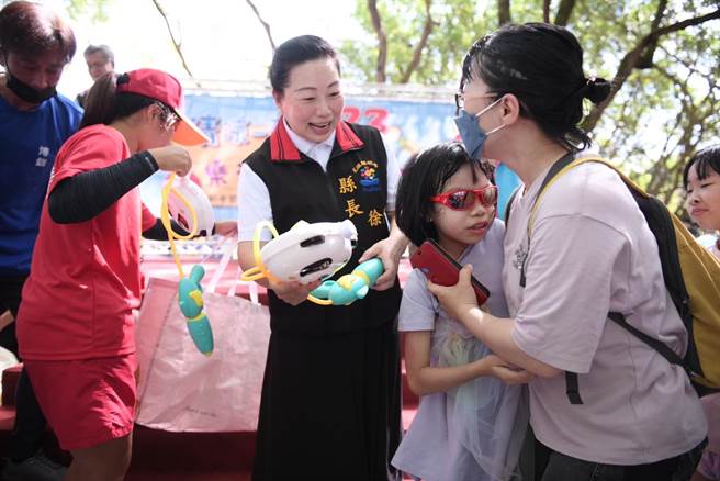 县长徐榛蔚主持启动仪式，到场发送可爱水枪给小朋友。（花莲县府提供／王志伟花莲传真）