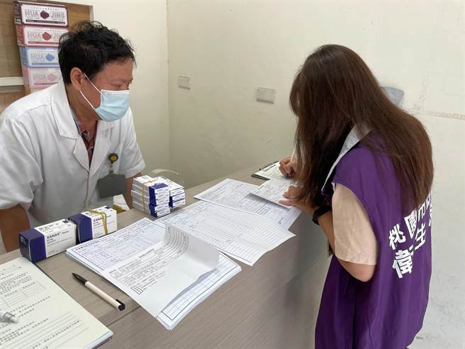 桃园市卫生局稽查药局管制药品使用情况。（桃园市卫生局提供／陈梦茹桃园传真）