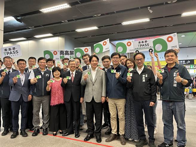 配合行政院TPASS通勤月票计画，台南、高雄和屏东结合，推出999元月票，并于1日正式上线。（杨舒婷摄）