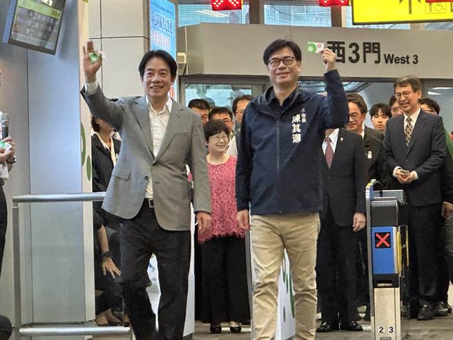 配合行政院TPASS通勤月票计画，台南、高雄和屏东结合，推出999元月票，并于1日正式上线。（杨舒婷摄）