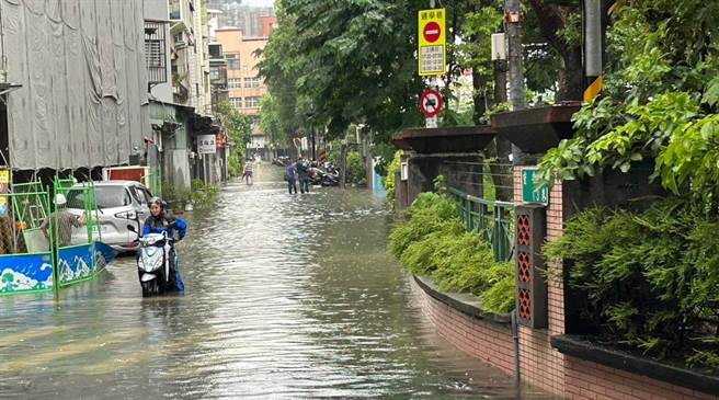 新北市水利局表示，過去三重重安街遇豪雨路面積水高於50公分，6月30日積水20公分以下且不影響通行。（新北市水利局提供）