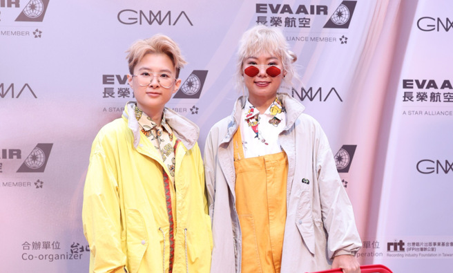 雙人樂團「絕命青年」以繽紛黃色系穿搭亮相。（圖/陳俊吉）