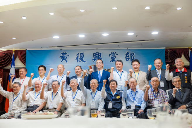侯友宜（后左四）金参加黄復兴党部餐会，与韩国瑜（后左三）同框。（侯友宜脸书）