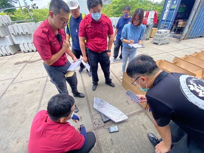 烟火已于（29）日运抵，经消防局危险物品管理科、第五救灾救护大队及莺歌分队派员清点、核对烟火种类、数量、相关资料均无误后，施放厂商已顺利将烟火搬运存放于临时储存场所内。（图／新北消防局提供）