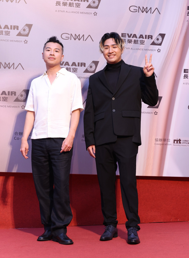 鹿希派與入圍「演奏獎最佳專輯製作人獎」的方斯由走金曲紅毯。(圖/中時資料照)