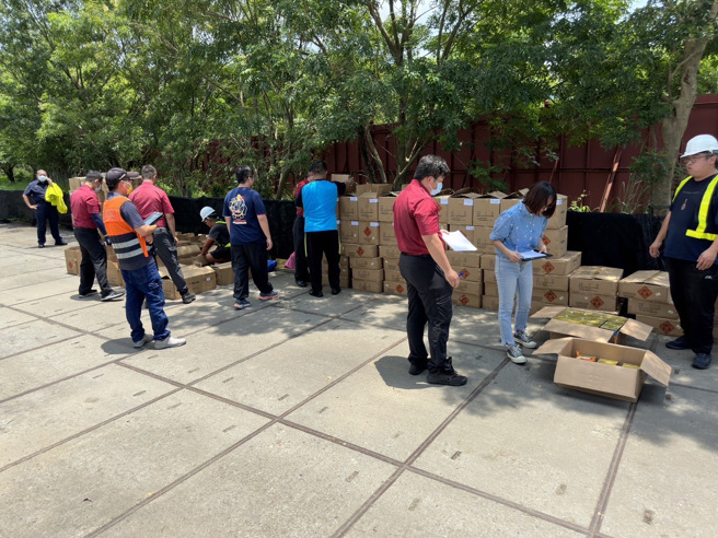 烟火已于（29）日运抵，经消防局危险物品管理科、第五救灾救护大队及莺歌分队派员清点、核对烟火种类、数量、相关资料均无误后，施放厂商已顺利将烟火搬运存放于临时储存场所内。（图／新北消防局提供）