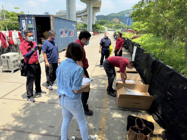 烟火已于（29）日运抵，经消防局危险物品管理科、第五救灾救护大队及莺歌分队派员清点、核对烟火种类、数量、相关资料均无误后，施放厂商已顺利将烟火搬运存放于临时储存场所内。（图／新北消防局提供）