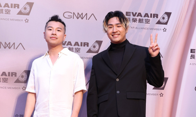 鹿希派陪方斯由走紅毯。（圖/陳俊吉）