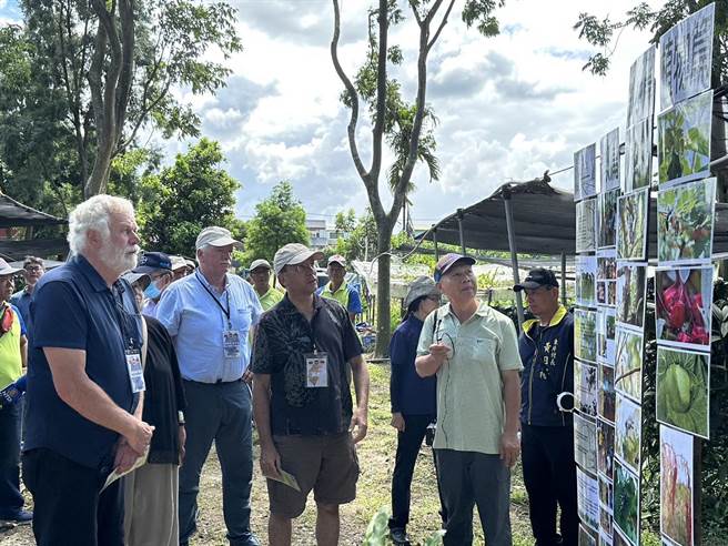东片社区介绍社区共享农场。（屏县府提供）