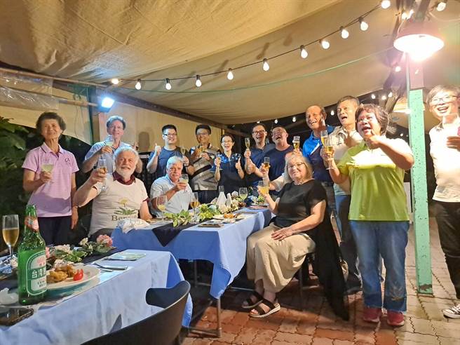 新龙社区妈妈用在地风味套餐款待德国参访团。（屏县府提供）★《中时新闻网》关心您：饮酒过量，有碍健康。酒后不开车，安全有保障！