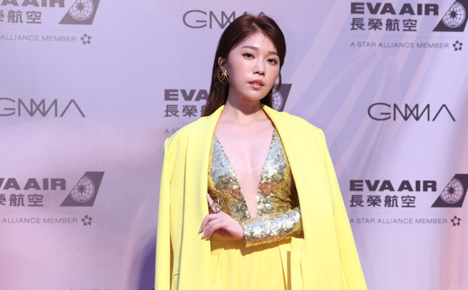 蔡家蓁金色礼服正面开到肚。（图/陈俊吉）