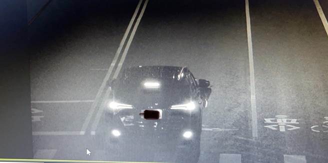深夜机车遭疾驶车辆撞飞，警急追肇逃驾驶。（警方提供）