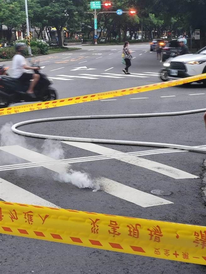 北市忠诚路口坑洞冒出白色浓烟。（陈鸿伟翻摄）