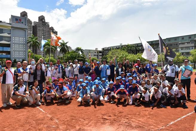 社团法人高雄市传爱协会主办的首届传爱杯棒球联谊赛，今（1）在高雄市鼓岩国小棒球场登场。（柯宗纬翻摄）