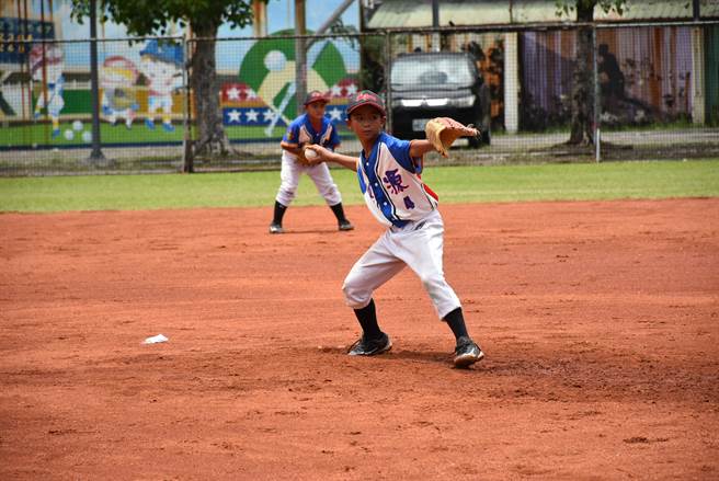 小球员在场上展现苦练的球技。（柯宗纬翻摄）