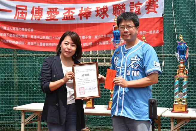 高雄市传爱协会理事长陈品声(左)颁感谢状给鼓岩国小校长翁志祥。（柯宗纬翻摄）