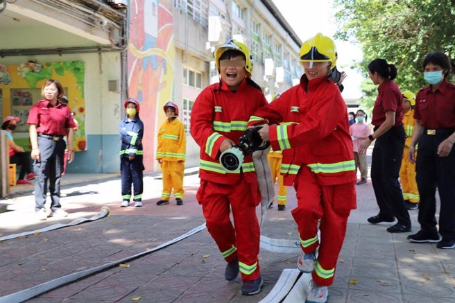 云林县「小小消防员暑期营」在斗南国小开跑，防火防灾从小扎根。（云林县政府提供／张朝欣云林传真）