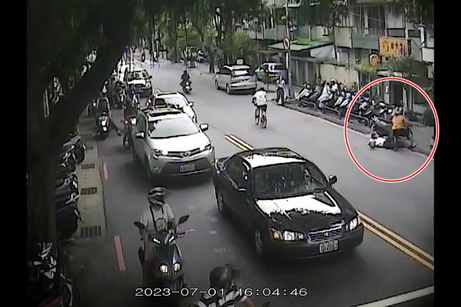 苏男徒手攻击63岁陈男，陈男遭一拳KO倒地。（翻摄画面）