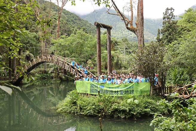响应全球净零碳排，富旺国际在南投溪头营林区认养1800株红桧木，1日并举办家庭企业日，带领员工护树。（业者提供）